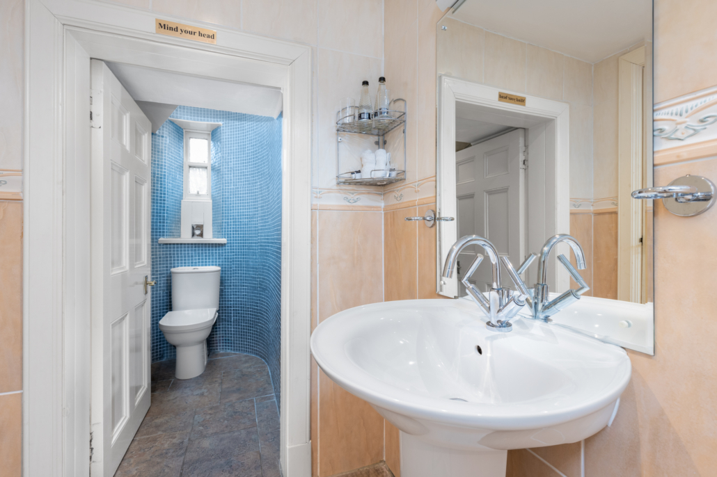 Room 7 Cathedral View 2 - Bathroom 1